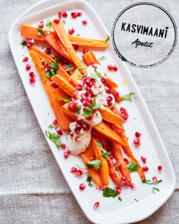 Uunipaahdetut porkkanat ja tahini-jogurttidippi
