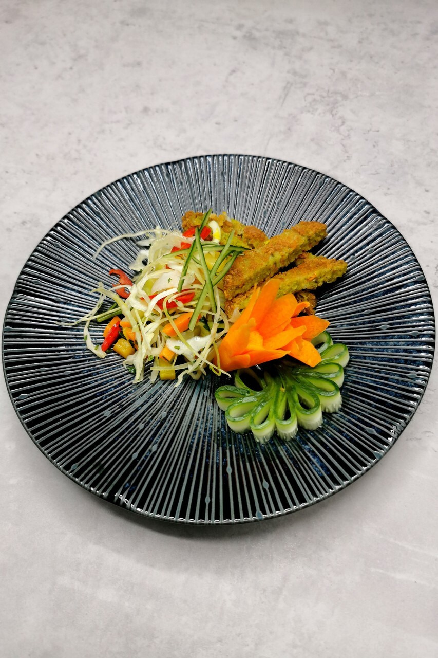 Thaimaalaista papayasalaattia ja friteerattuja kasvispihvejä