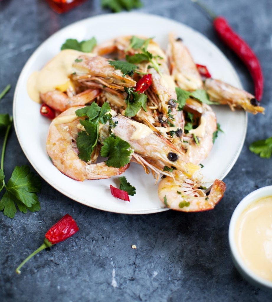 Grillattuja jätti­katkarapuja chili-mangokastikkeella