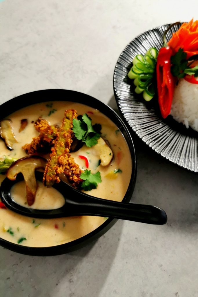 Tom Yam-kookoskeittoa, kasvispihvejä ja riisiä