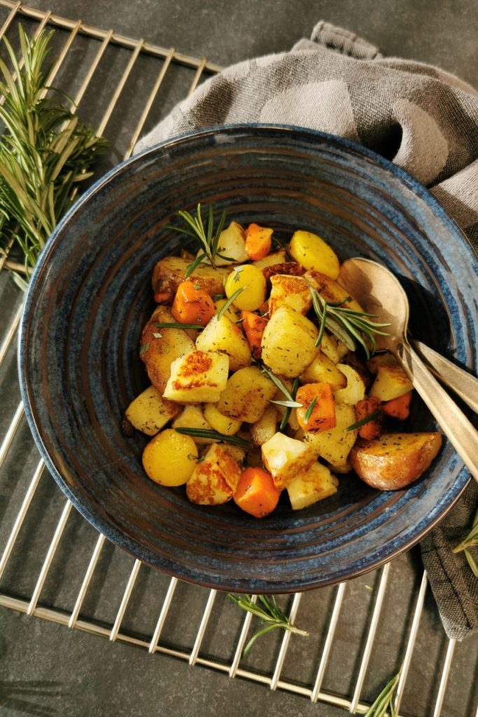 Grillattua lämmintä halloumijuusto-kasvissalaattia