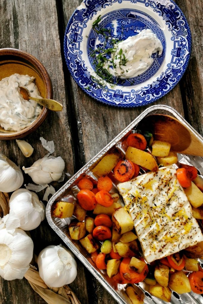Grillattua fetajuustoa, grillikasviksia ja minttutsatsiki 
