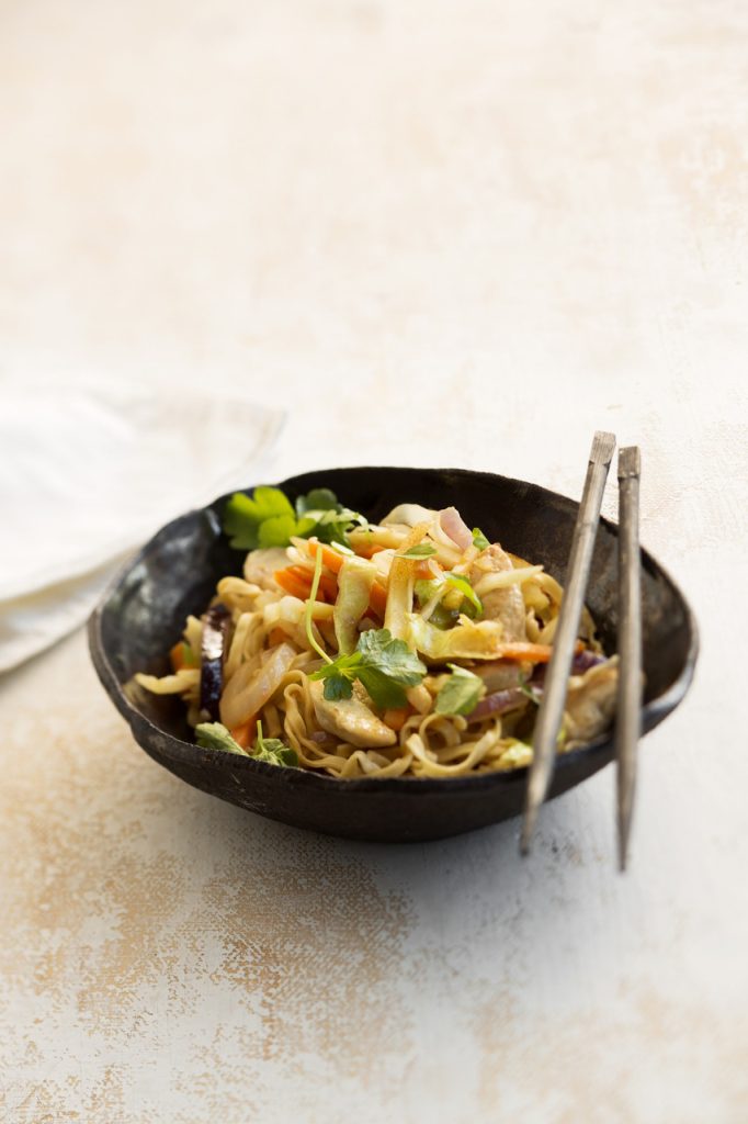 Chicken lo mein eli kanawok soijakastikkeella