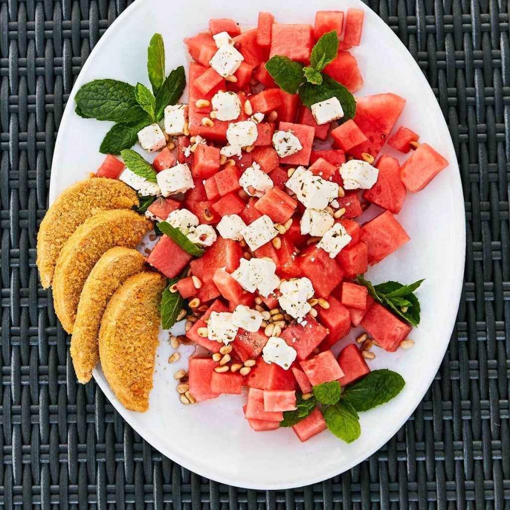 Crispy Chick -pihvit ja meloni-feta-minttusalaatti