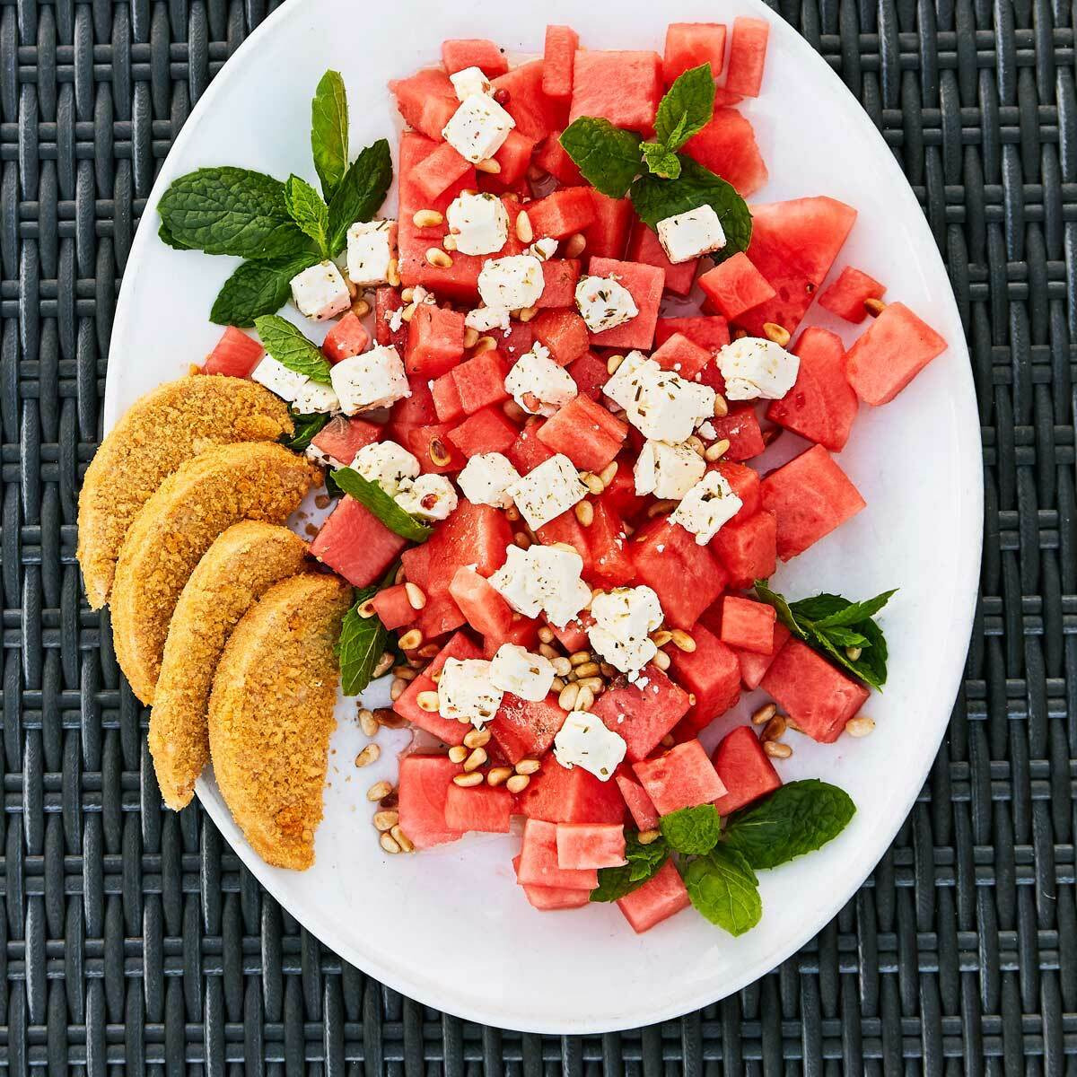 Crispy Chick -pihvit ja meloni-feta-minttusalaatti