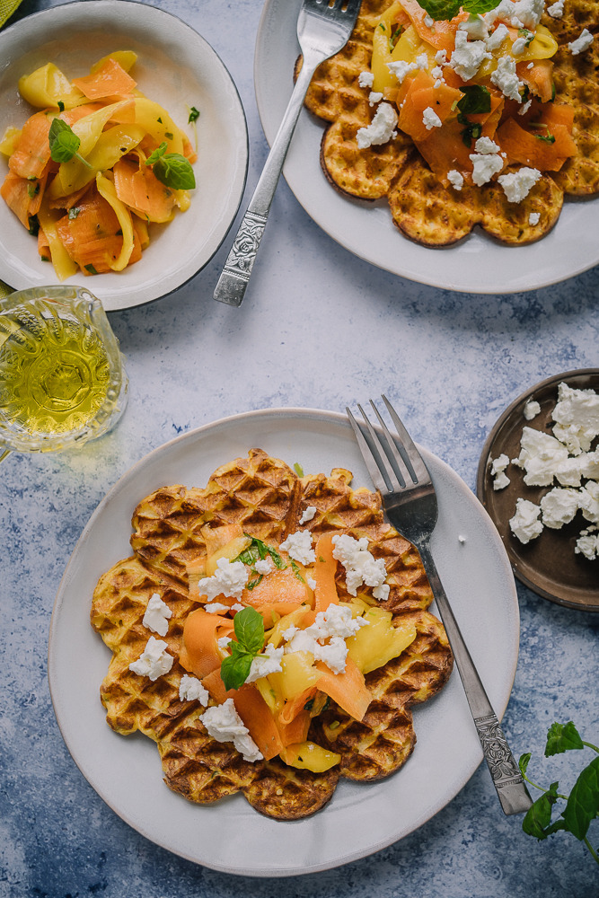 Vohvelit kasvissosekeitosta mango-porkkanasalaatin ja fetan kera