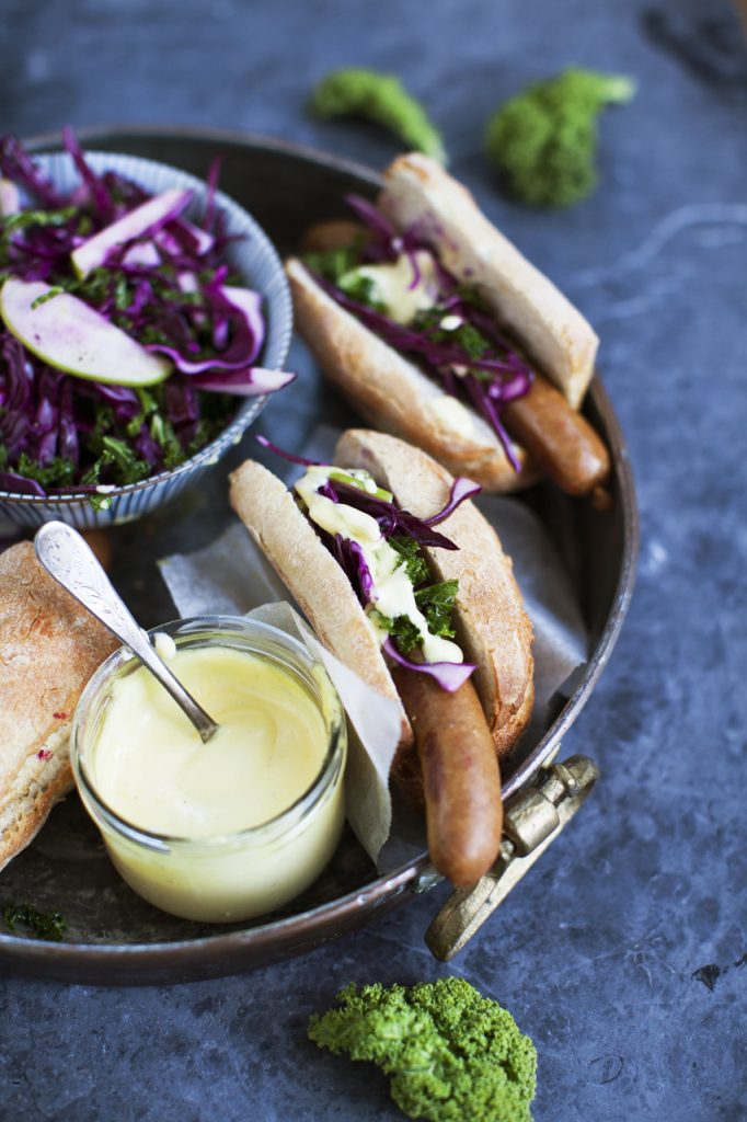 Lammasmakkara hot dog, punakaali-lehtikaali coleslaw ja valkosipulimajoneesi