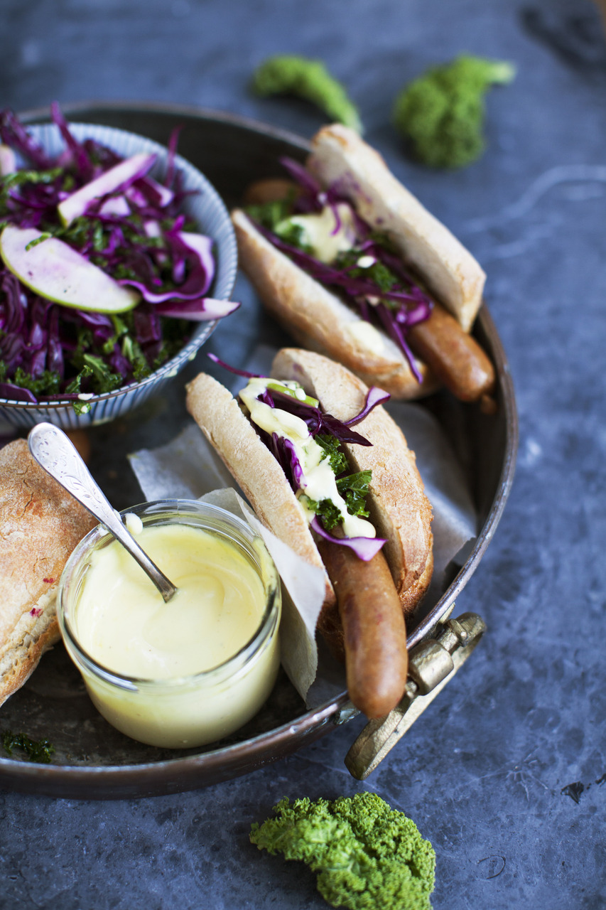 Lammasmakkara hot dog, punakaali-lehtikaali coleslaw ja valkosipulimajoneesi