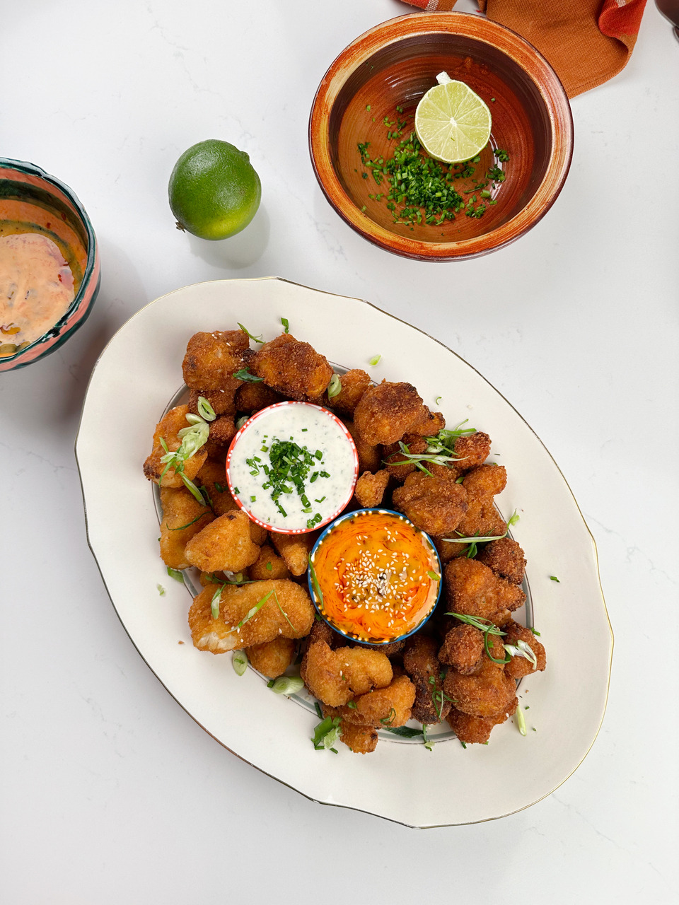 Kukkakaaliwingsit, hot honey -majoneesi ja ranch-dippi