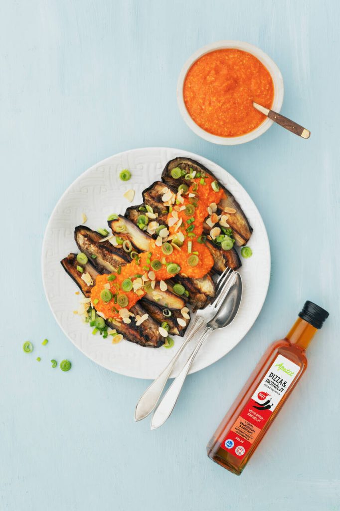 Grillattua munakoisoa Salsa Romesco -kastikkeella