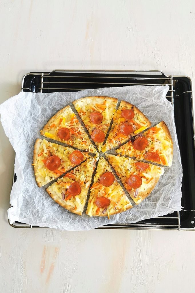 Valkoinen kasvis-pepperonipizza