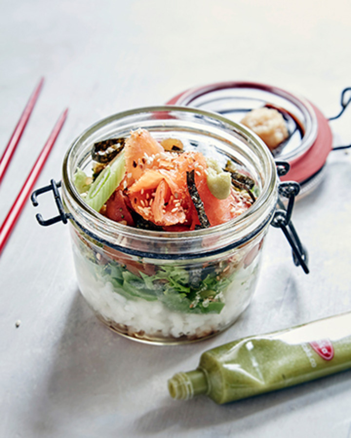 Sushisalaatti lasissa eli sushi-purkkisalaatti