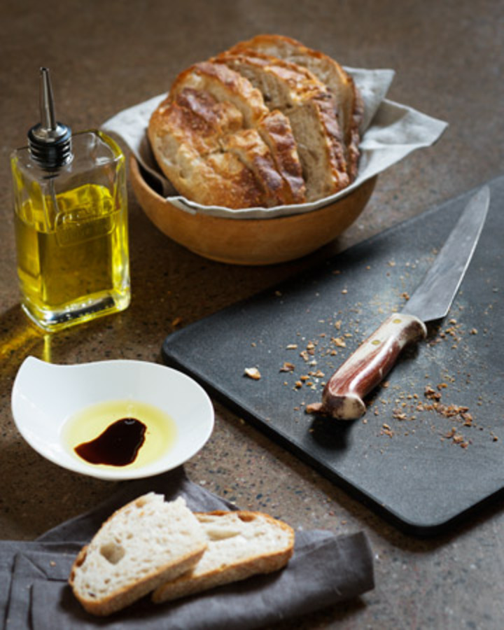 Rypsiöljy-balsamico-dippi leivälle