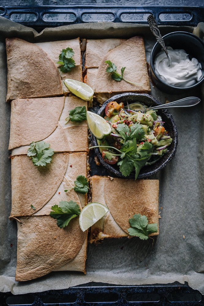 Peltiquesadilla ja guacamolesalaatti