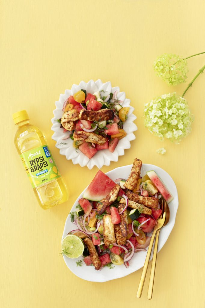 Halloumi–vesimelonisalaatti harissaöljykastikkeella
