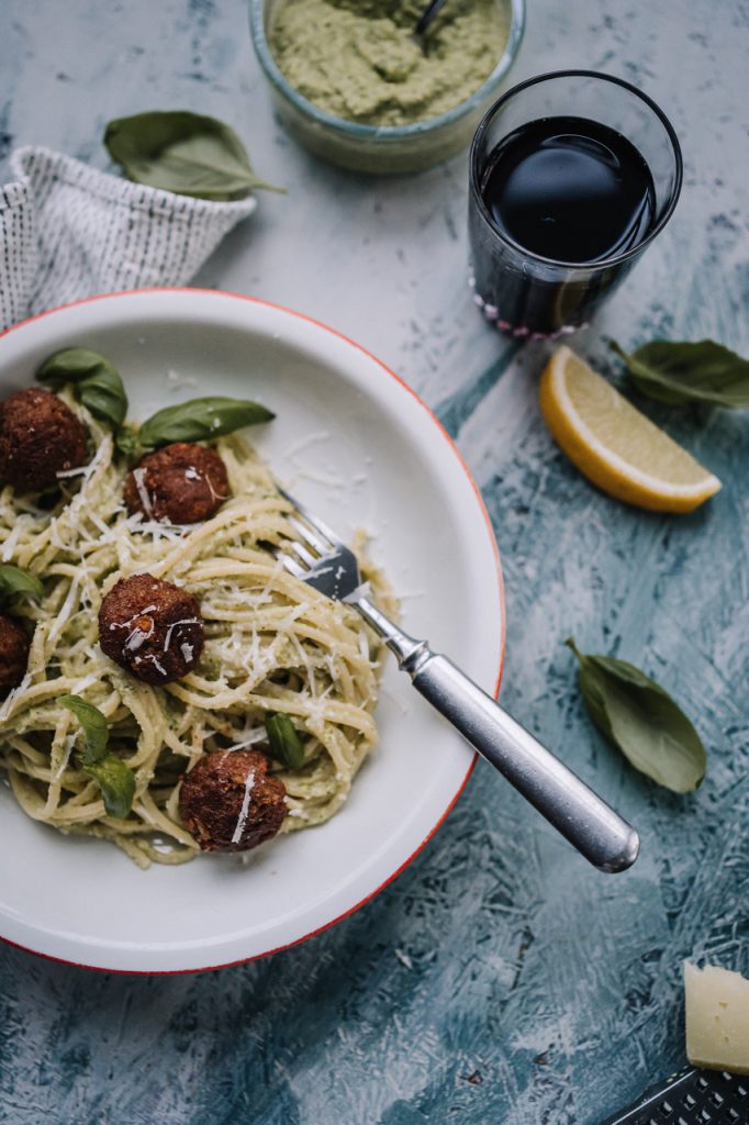 Parsakaalipestopasta & Kasvisjauhispyörykät