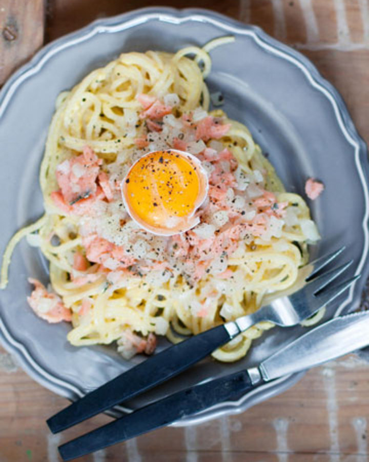 Pasta carbonara graavilohesta