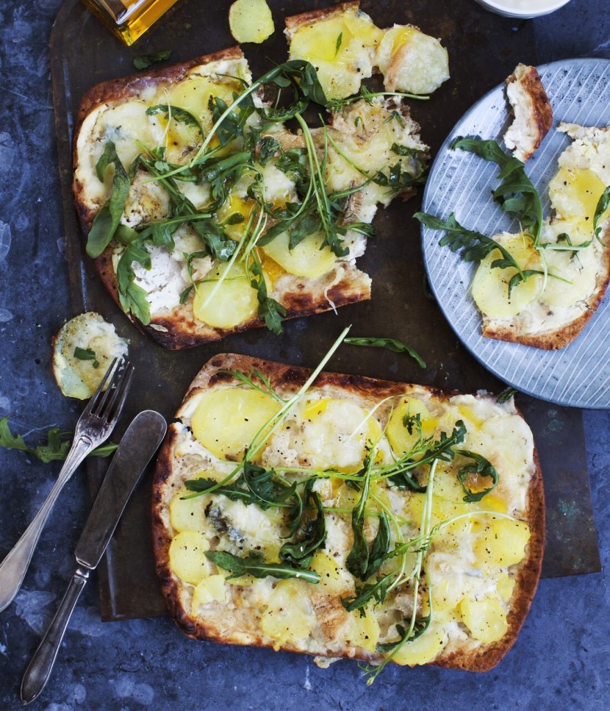 Perunapizza sinihomejuustolla, rucolalla ja sitruunaöljyllä