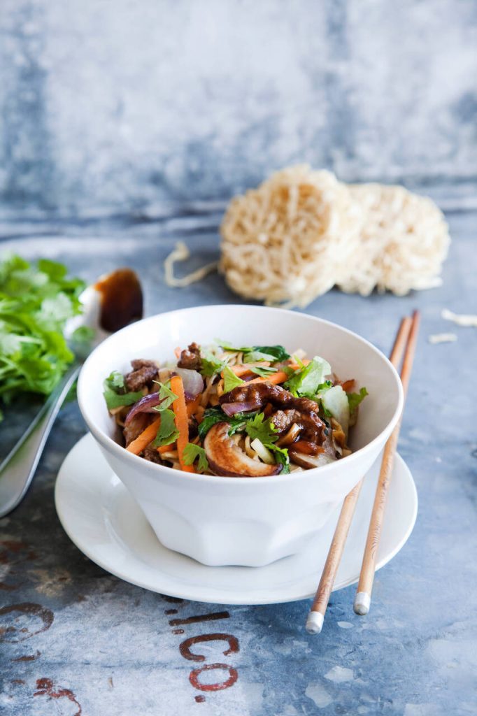 Kasviksia ja naudanlihaa  Chow Mein