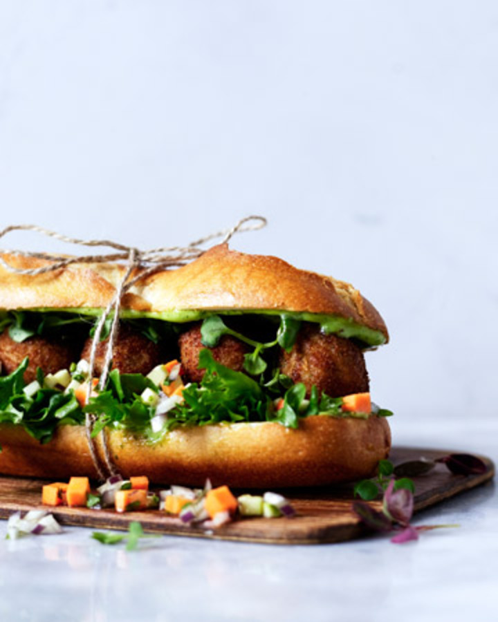 Porkkana-kvinoapyöryköillä täytetty Bocadillo-leipä